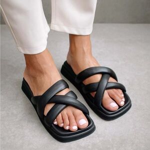 ALOHAS Slip on Cross Black